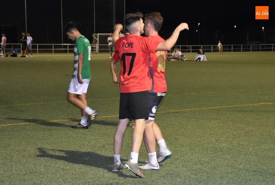 Foto 9 - El Puente gana en los penaltys una apasionante final de la Farinato League ante Zona Verde