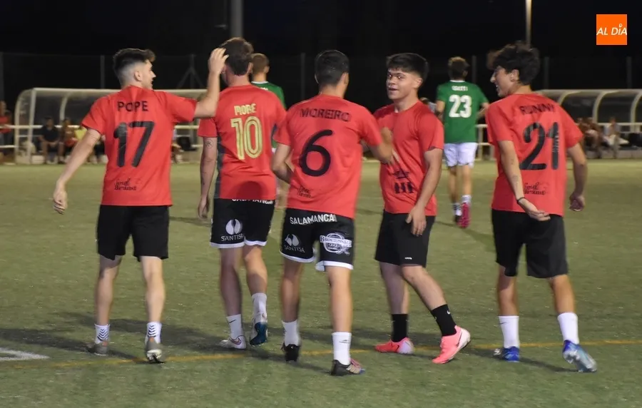 Foto 11 - El Puente gana en los penaltys una apasionante final de la Farinato League ante Zona Verde