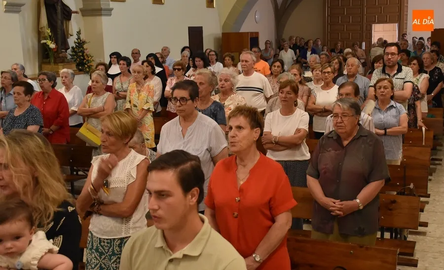 Foto 4 - Multitudinaria celebraci&oacute;n de la Virgen del Carmen en un engalanad&iacute;simo Convento de las Carmelitas