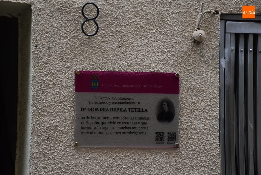 Foto 6 - Colocada en la calle Madrid una placa para difundir la figura de Dionisia Repila Tetilla