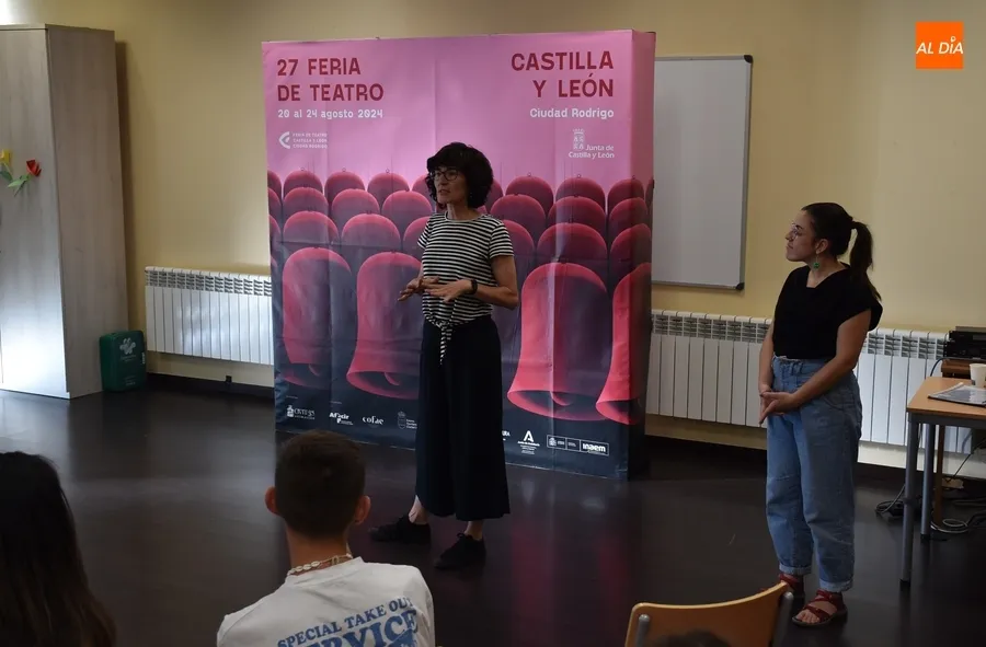 Foto 2 - Primera toma de contacto con los j&oacute;venes que quieren ser monitores del Divierteatro 2024