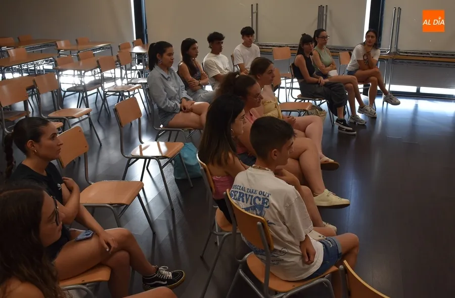 Foto 5 - Primera toma de contacto con los j&oacute;venes que quieren ser monitores del Divierteatro 2024