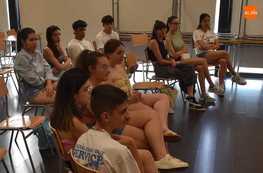 Foto 7 - Primera toma de contacto con los j&oacute;venes que quieren ser monitores del Divierteatro 2024
