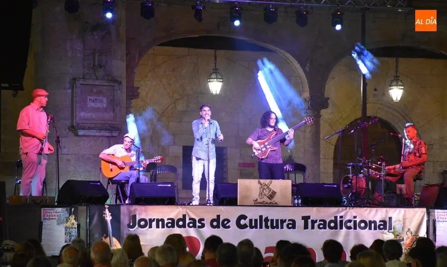 Foto 2 - Entav&iacute;a inaugura las veladas musicales rayanas en la Plaza Mayor mirobrigense