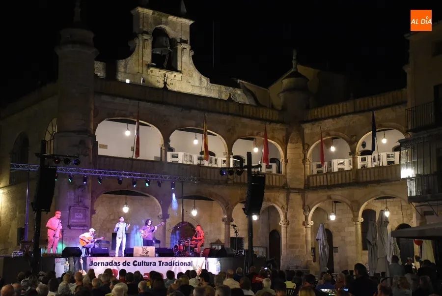Foto 3 - Entav&iacute;a inaugura las veladas musicales rayanas en la Plaza Mayor mirobrigense