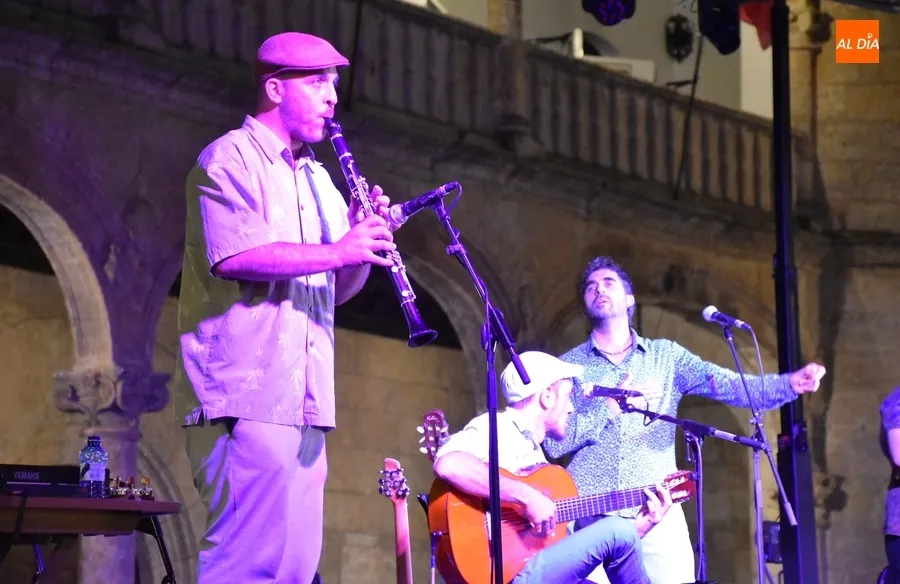 Foto 4 - Entav&iacute;a inaugura las veladas musicales rayanas en la Plaza Mayor mirobrigense