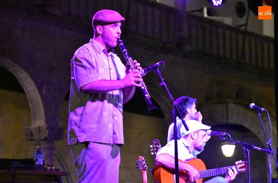 Foto 5 - Entav&iacute;a inaugura las veladas musicales rayanas en la Plaza Mayor mirobrigense