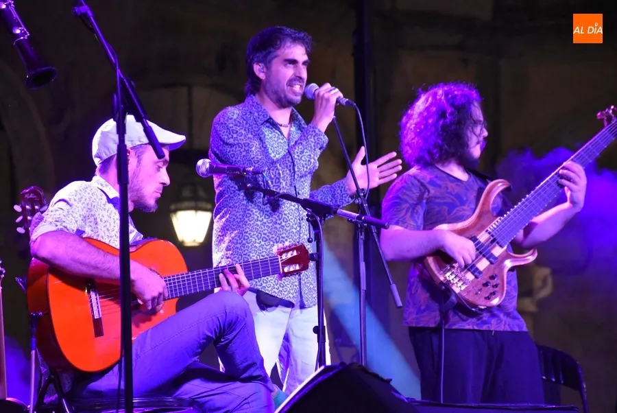 Foto 6 - Entav&iacute;a inaugura las veladas musicales rayanas en la Plaza Mayor mirobrigense