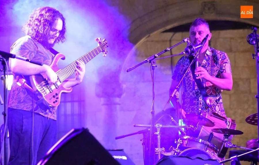 Foto 7 - Entav&iacute;a inaugura las veladas musicales rayanas en la Plaza Mayor mirobrigense