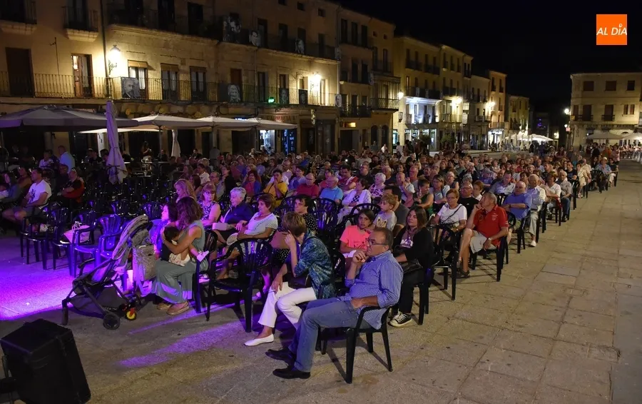 Foto 8 - Entav&iacute;a inaugura las veladas musicales rayanas en la Plaza Mayor mirobrigense
