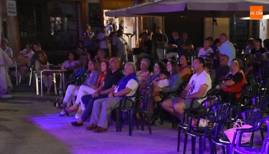 Foto 9 - Entav&iacute;a inaugura las veladas musicales rayanas en la Plaza Mayor mirobrigense