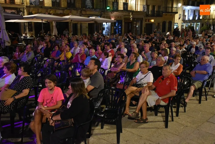 Foto 10 - Entav&iacute;a inaugura las veladas musicales rayanas en la Plaza Mayor mirobrigense