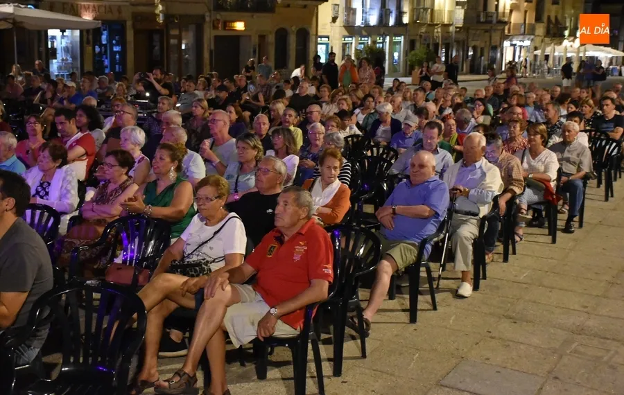 Foto 11 - Entav&iacute;a inaugura las veladas musicales rayanas en la Plaza Mayor mirobrigense