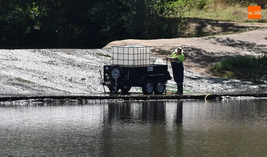 Foto 2 - Retirado el verd&iacute;n de la presa de La Pesquera para reducir el riesgo de resbalones