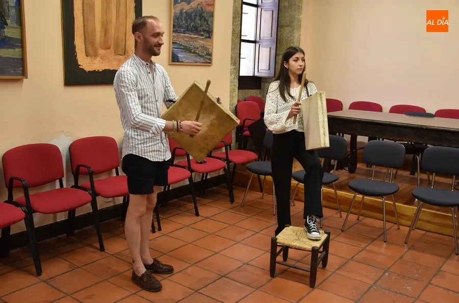 Foto 2 - Luc&iacute;a Ramos y Ra&uacute;l Benito ense&ntilde;an a tocar el pandero cuadrado en el taller de las Jornadas rayanas