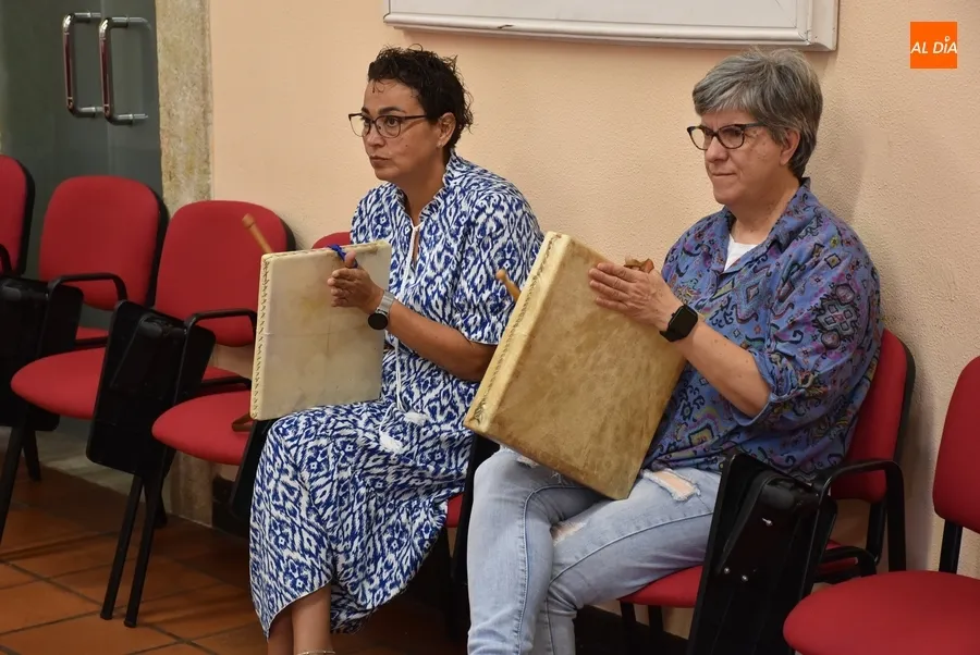 Foto 3 - Luc&iacute;a Ramos y Ra&uacute;l Benito ense&ntilde;an a tocar el pandero cuadrado en el taller de las Jornadas rayanas