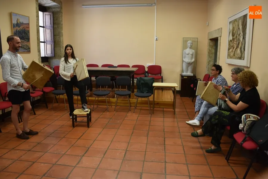 Foto 4 - Luc&iacute;a Ramos y Ra&uacute;l Benito ense&ntilde;an a tocar el pandero cuadrado en el taller de las Jornadas rayanas