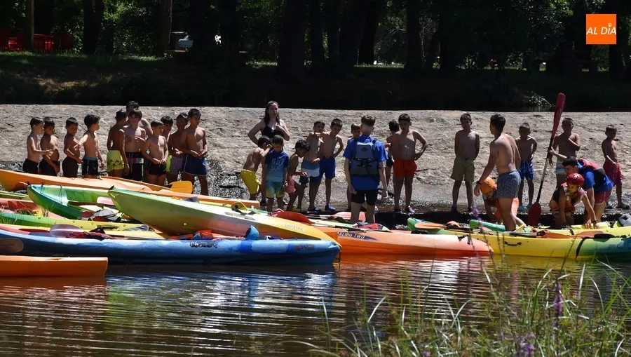 Foto 2 - Los integrantes del Mir&oacute;briga Campus surcan un a&ntilde;o m&aacute;s las aguas del &Aacute;gueda en piragua
