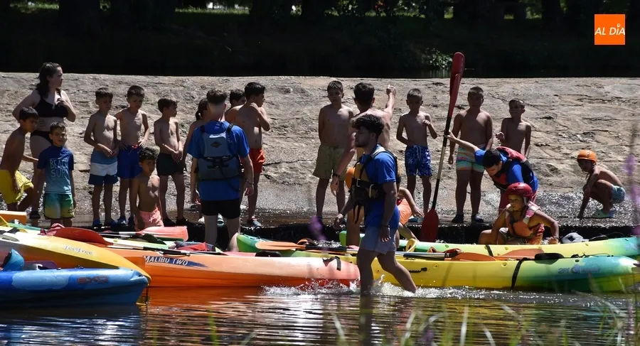 Foto 3 - Los integrantes del Mir&oacute;briga Campus surcan un a&ntilde;o m&aacute;s las aguas del &Aacute;gueda en piragua