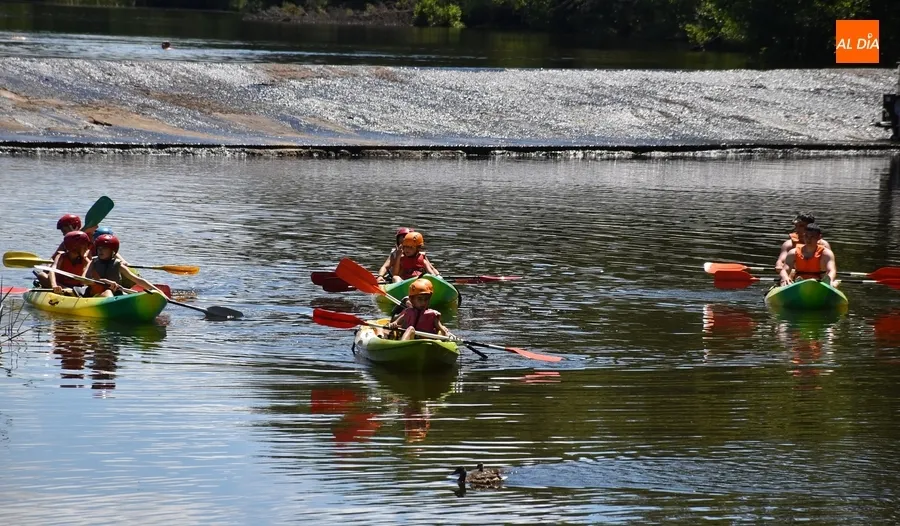 Foto 4 - Los integrantes del Mir&oacute;briga Campus surcan un a&ntilde;o m&aacute;s las aguas del &Aacute;gueda en piragua