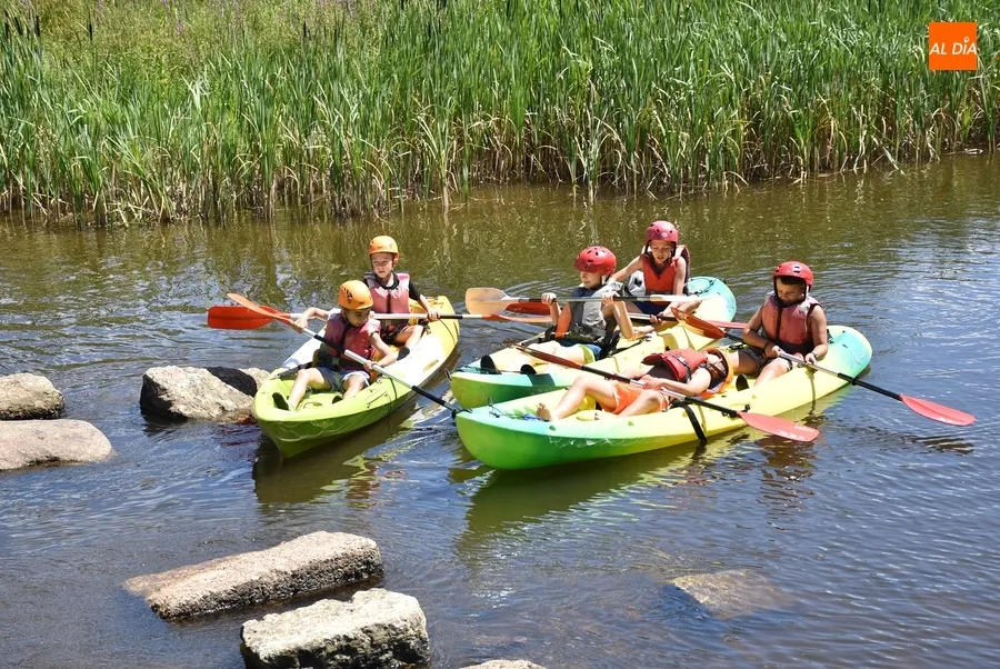 Foto 5 - Los integrantes del Mir&oacute;briga Campus surcan un a&ntilde;o m&aacute;s las aguas del &Aacute;gueda en piragua