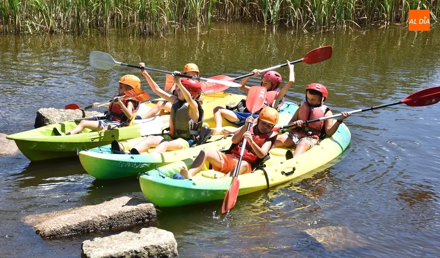 Foto 6 - Los integrantes del Mir&oacute;briga Campus surcan un a&ntilde;o m&aacute;s las aguas del &Aacute;gueda en piragua
