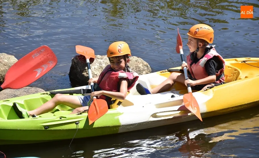 Foto 7 - Los integrantes del Mir&oacute;briga Campus surcan un a&ntilde;o m&aacute;s las aguas del &Aacute;gueda en piragua