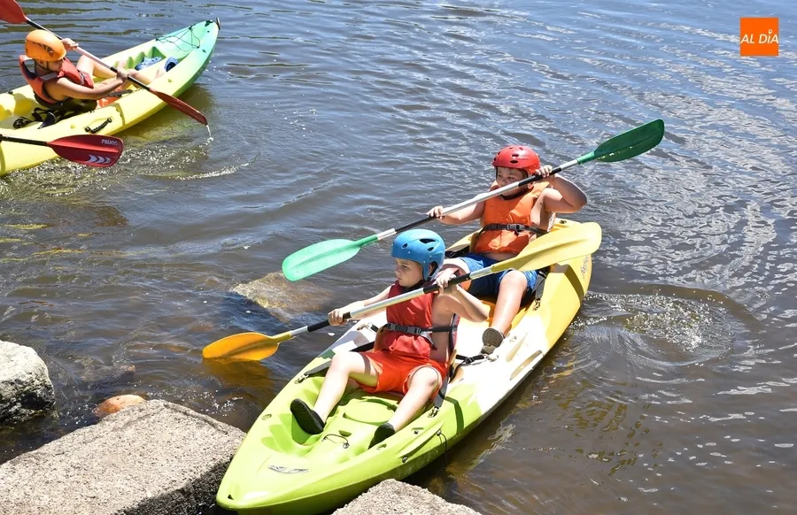 Foto 8 - Los integrantes del Mir&oacute;briga Campus surcan un a&ntilde;o m&aacute;s las aguas del &Aacute;gueda en piragua