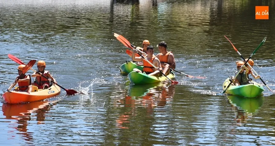 Foto 9 - Los integrantes del Mir&oacute;briga Campus surcan un a&ntilde;o m&aacute;s las aguas del &Aacute;gueda en piragua