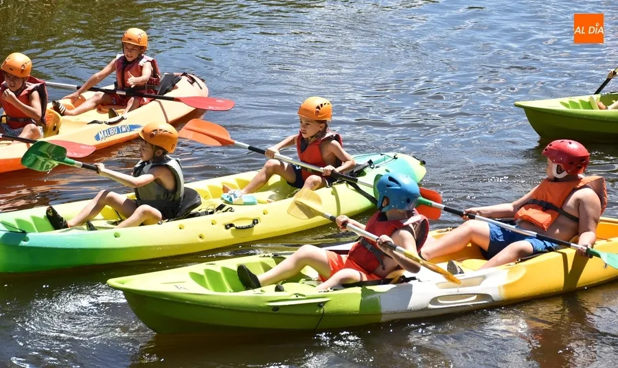 Foto 10 - Los integrantes del Mir&oacute;briga Campus surcan un a&ntilde;o m&aacute;s las aguas del &Aacute;gueda en piragua