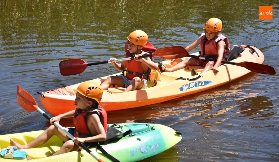 Foto 11 - Los integrantes del Mir&oacute;briga Campus surcan un a&ntilde;o m&aacute;s las aguas del &Aacute;gueda en piragua