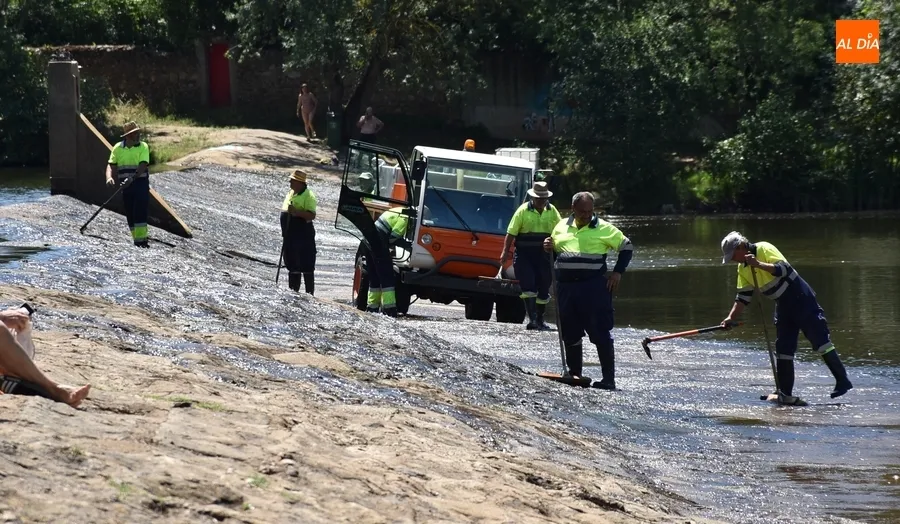 Foto 6 - Retirado el verd&iacute;n de la presa de La Pesquera para reducir el riesgo de resbalones