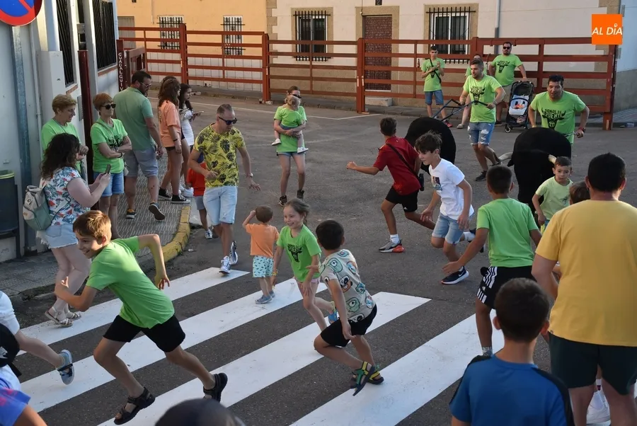 Foto 4 - Los ni&ntilde;os tambi&eacute;n tienen su oportunidad de correr delante de los astados en el Barrio Nuevo