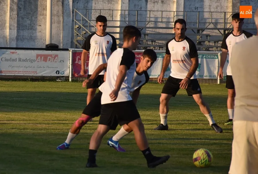 Foto 2 - Arranca el Ciudad Rodrigo CF 24/25 con la permanencia en 3&ordf; como objetivo primordial