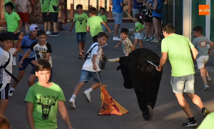 Foto 8 - Los ni&ntilde;os tambi&eacute;n tienen su oportunidad de correr delante de los astados en el Barrio Nuevo