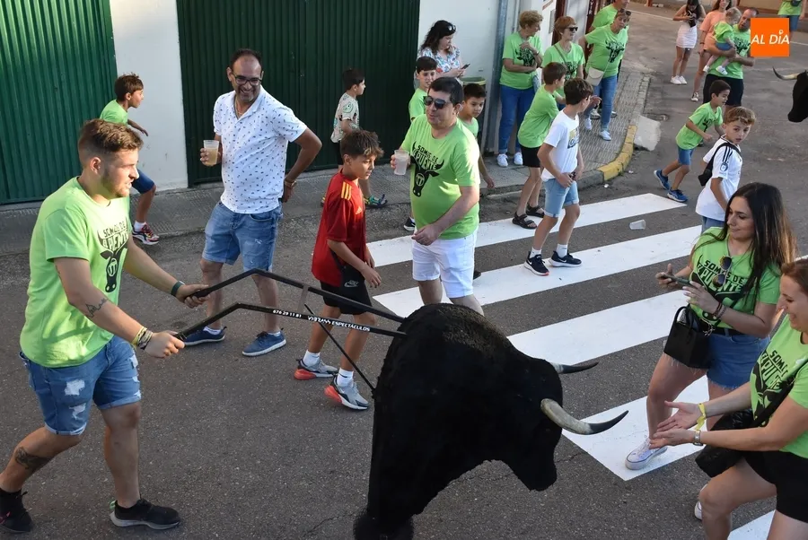 Foto 11 - Los ni&ntilde;os tambi&eacute;n tienen su oportunidad de correr delante de los astados en el Barrio Nuevo