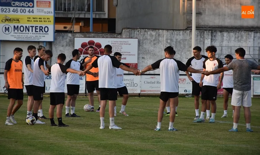 Foto 11 - Arranca el Ciudad Rodrigo CF 24/25 con la permanencia en 3&ordf; como objetivo primordial