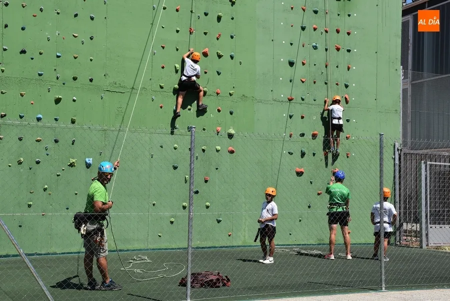 Foto 3 - Los participantes en el Mir&oacute;briga Campus prueban por primera vez la escalada