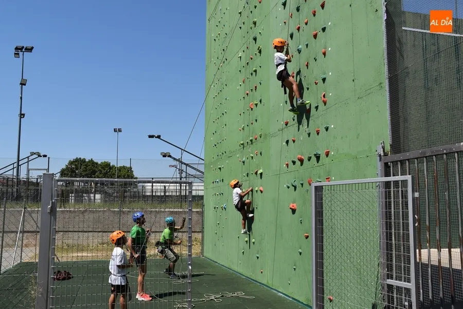 Foto 4 - Los participantes en el Mir&oacute;briga Campus prueban por primera vez la escalada