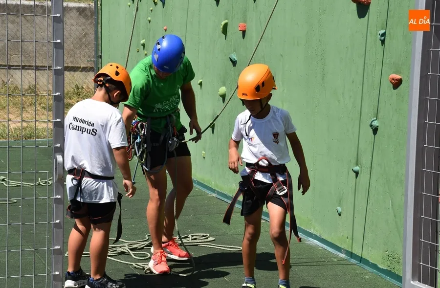 Foto 6 - Los participantes en el Mir&oacute;briga Campus prueban por primera vez la escalada