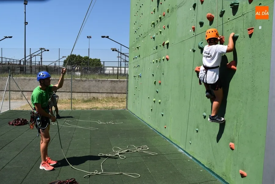 Foto 7 - Los participantes en el Mir&oacute;briga Campus prueban por primera vez la escalada