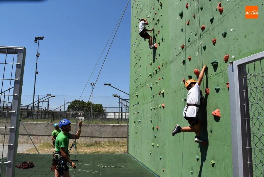 Foto 2 - Los participantes en el Mir&oacute;briga Campus prueban por primera vez la escalada