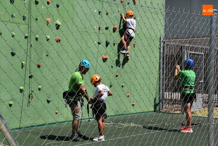 Foto 8 - Los participantes en el Mir&oacute;briga Campus prueban por primera vez la escalada
