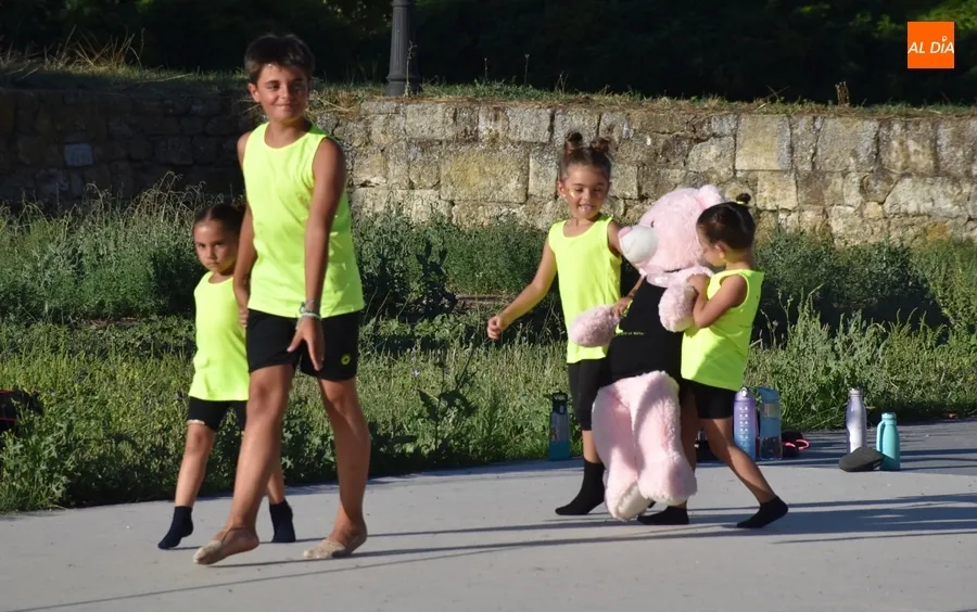 Foto 2 - El medio centenar de participantes en el Campus de Gimnasia R&iacute;tmica muestra a sus familias lo aprendido