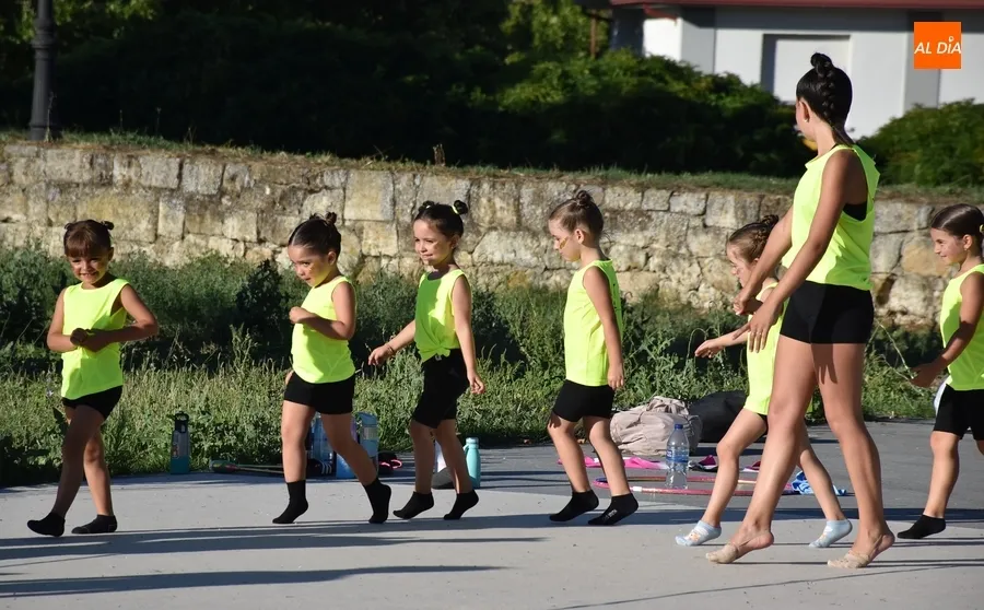 Foto 3 - El medio centenar de participantes en el Campus de Gimnasia R&iacute;tmica muestra a sus familias lo aprendido