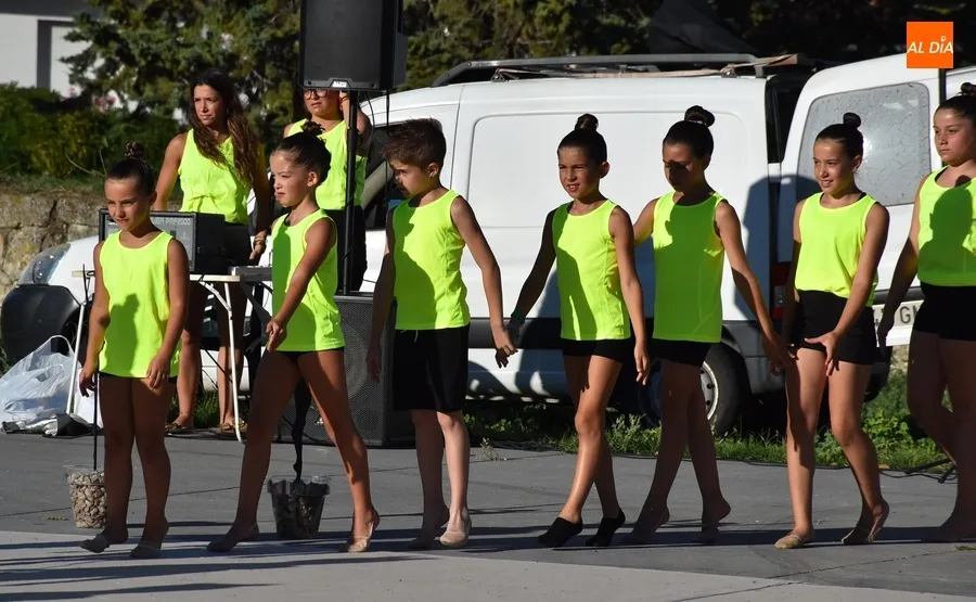 Foto 5 - El medio centenar de participantes en el Campus de Gimnasia R&iacute;tmica muestra a sus familias lo aprendido