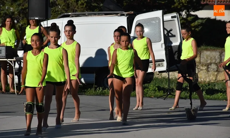 Foto 7 - El medio centenar de participantes en el Campus de Gimnasia R&iacute;tmica muestra a sus familias lo aprendido