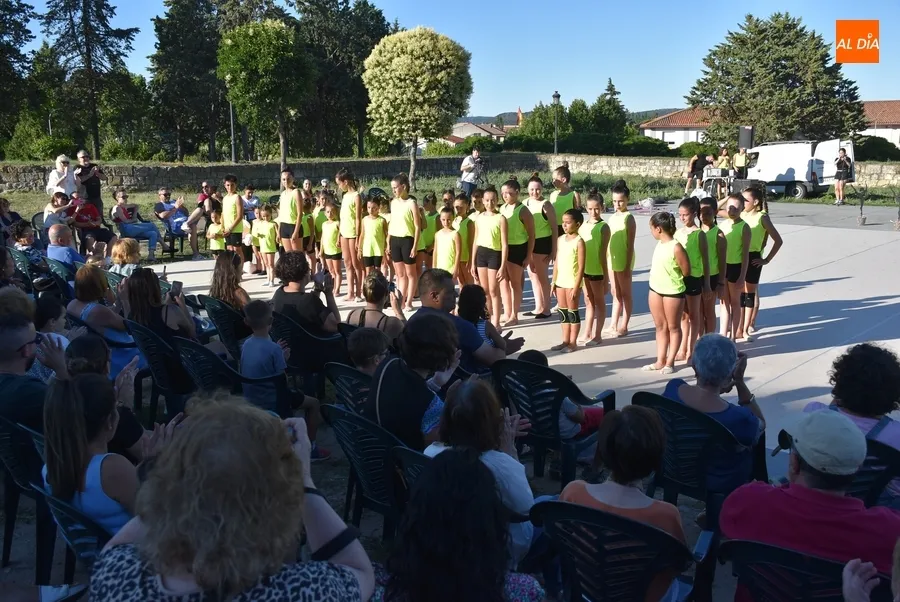 Foto 8 - El medio centenar de participantes en el Campus de Gimnasia R&iacute;tmica muestra a sus familias lo aprendido