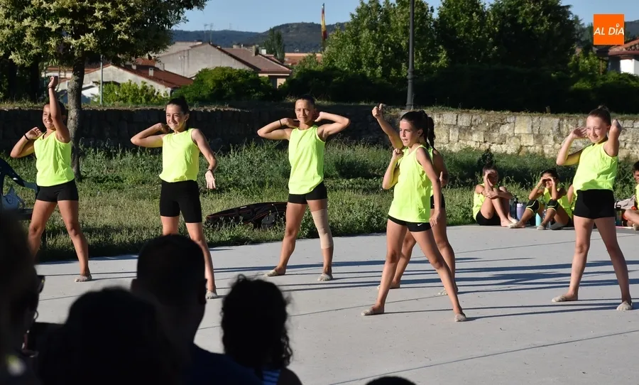 Foto 10 - El medio centenar de participantes en el Campus de Gimnasia R&iacute;tmica muestra a sus familias lo aprendido