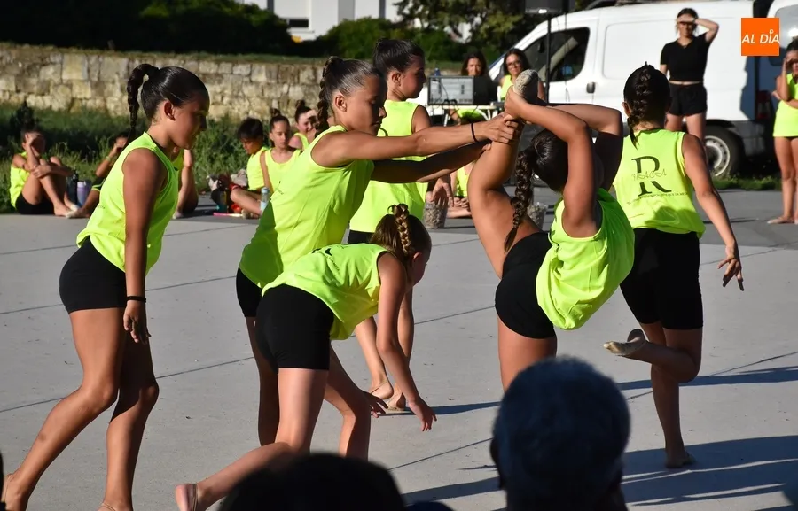 Foto 11 - El medio centenar de participantes en el Campus de Gimnasia R&iacute;tmica muestra a sus familias lo aprendido